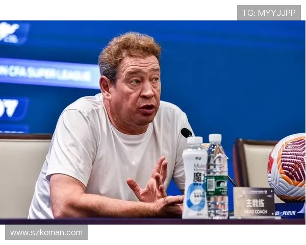 申花主帅斯卢茨基假期现身观战德约科维奇网球赛尽显悠闲时光